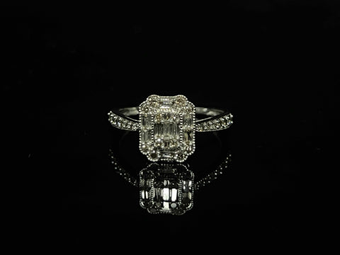 Yuna 0.40-Carat Diamond Halo Ring Set in 18K White Gold