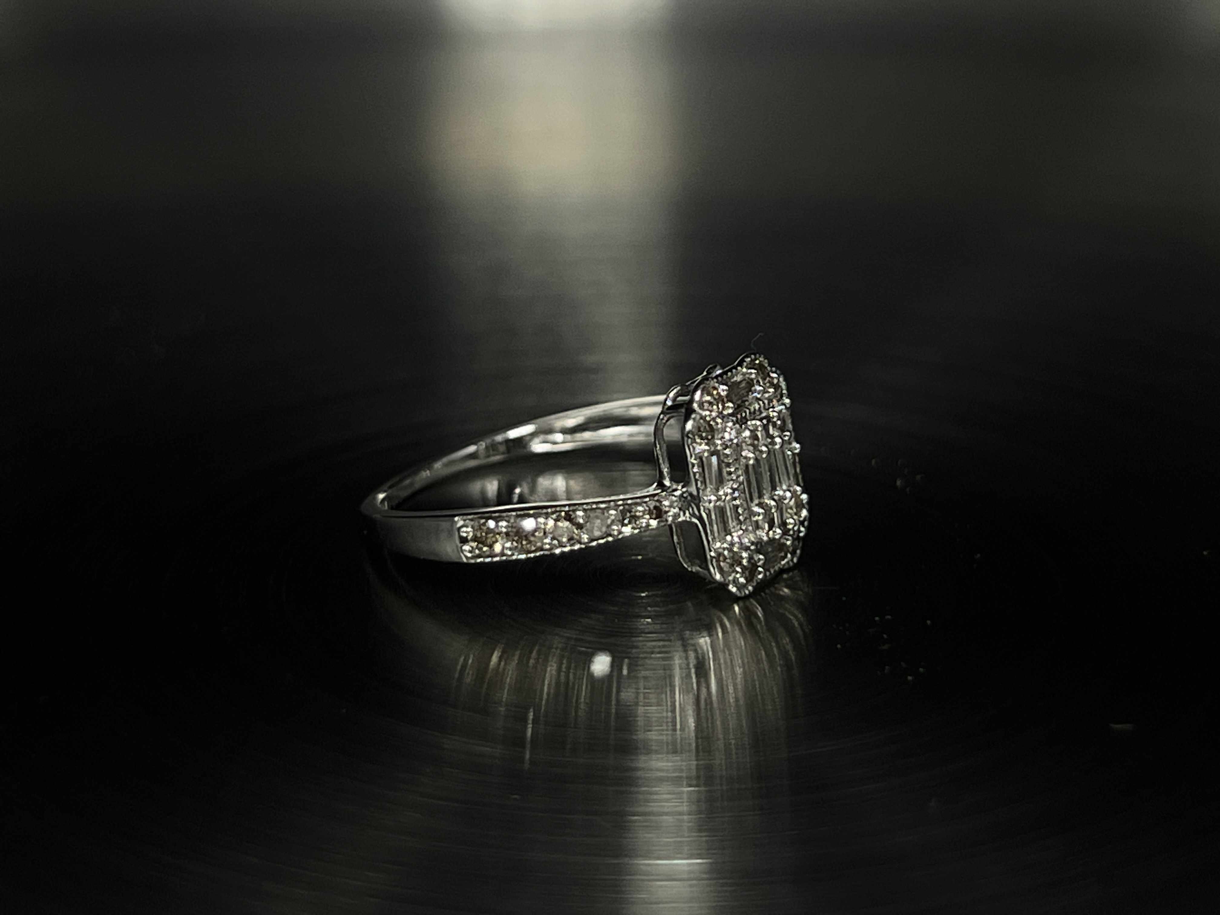 Yuna 0.40-Carat Diamond Halo Ring Set in 18K White Gold